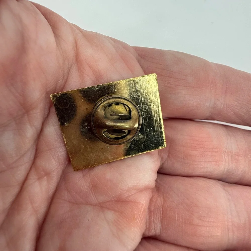 Kiwanis International Foundation Lapel Pin I Love Gold Tone Red‎ Heart Enamel